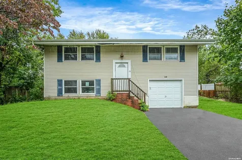 29 Buckskin Lane Selden NY 11784
