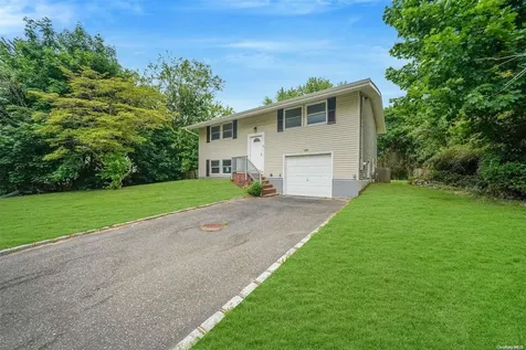29 Buckskin Lane Selden NY 11784