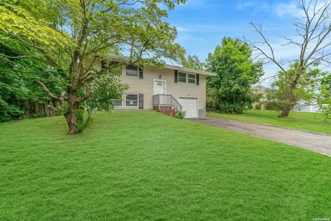 29 Buckskin Lane Selden NY 11784
