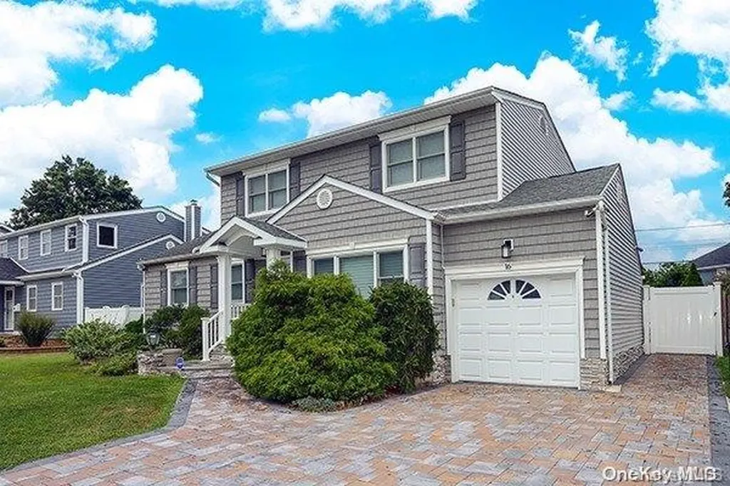 16 Hollyberry Road Plainview NY 11803