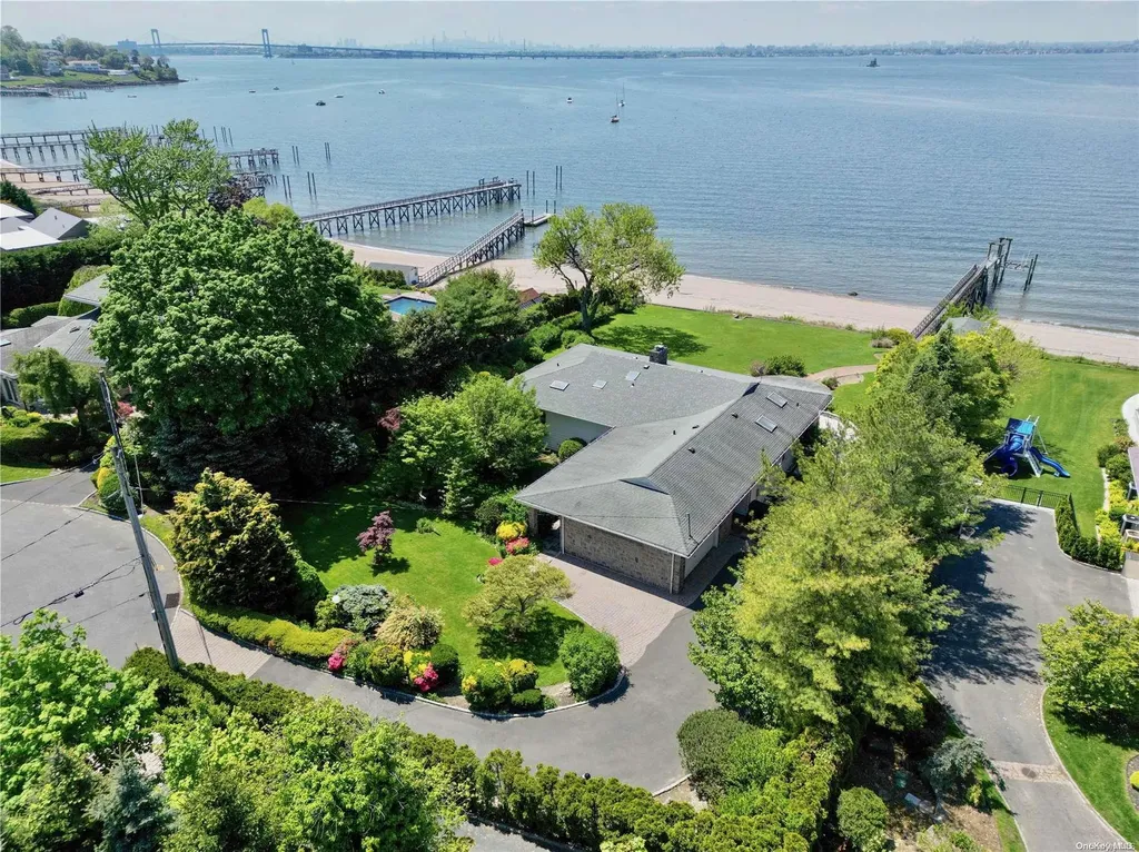 13 Locust Cove Lane Great Neck NY 11024