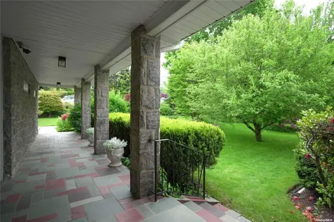 13 Locust Cove Lane Great Neck NY 11024
