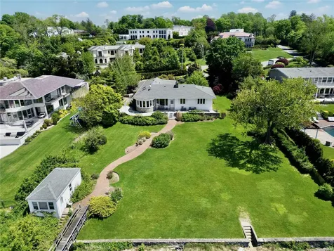 13 Locust Cove Lane Great Neck NY 11024