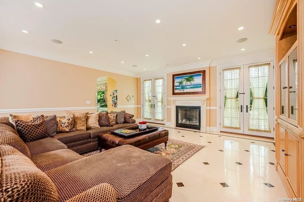 21 Hickory Drive Great Neck NY 11021