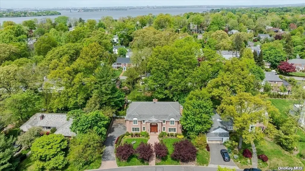 21 Hickory Drive Great Neck NY 11021