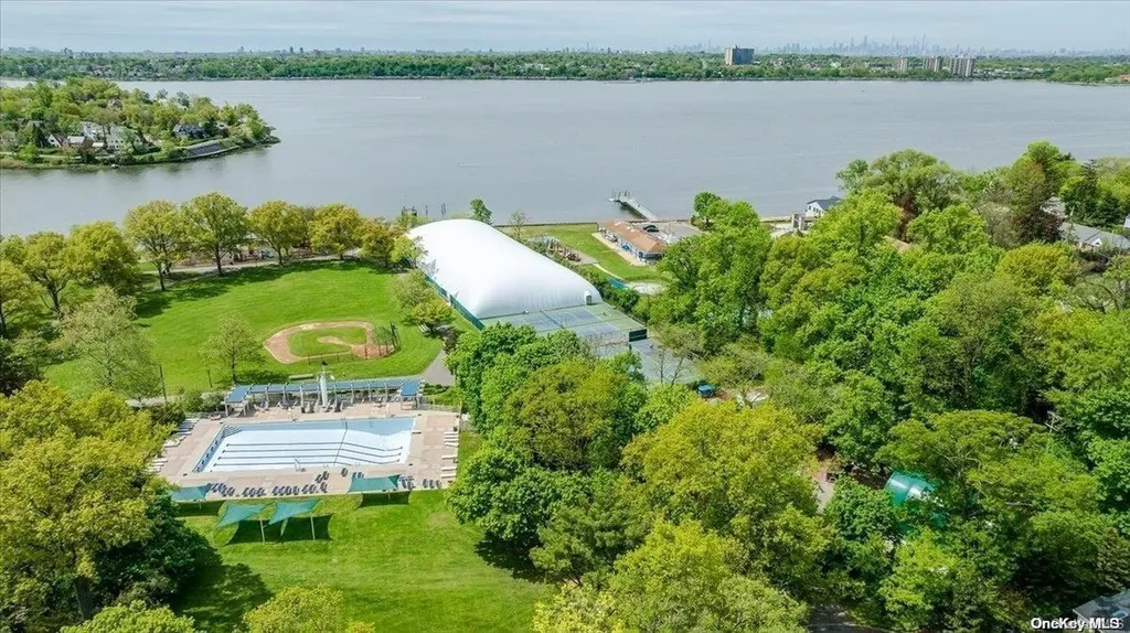 21 Hickory Drive Great Neck NY 11021