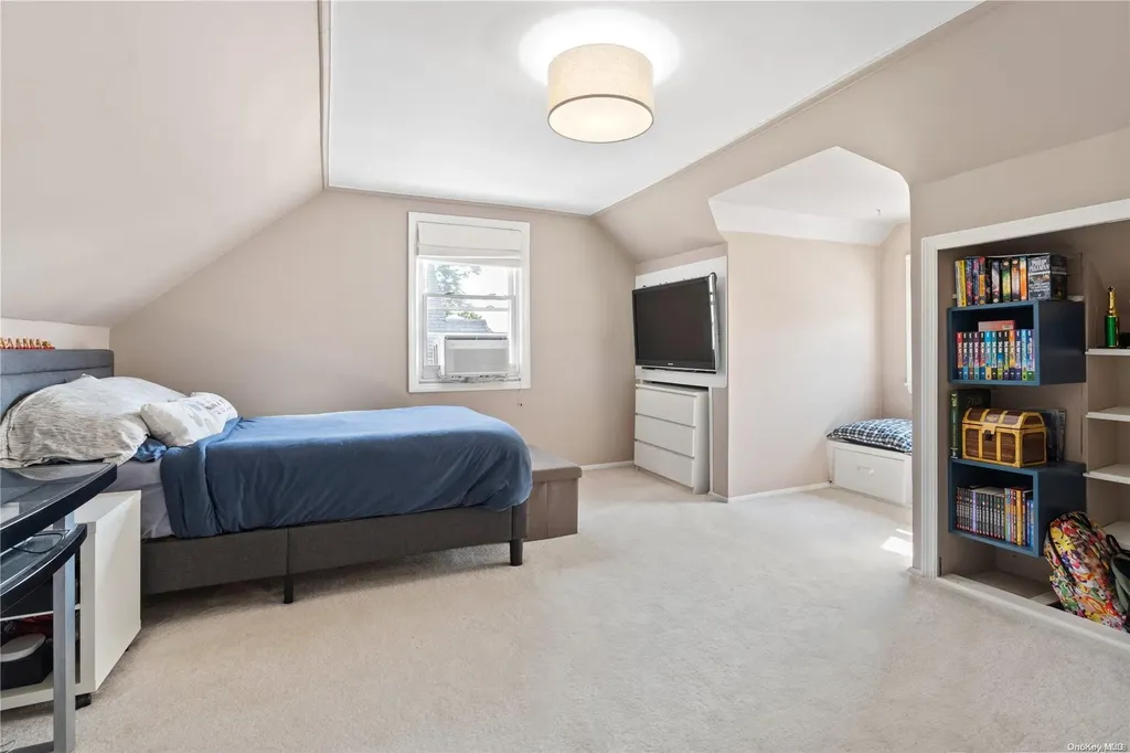 402 Wilson Boulevard Mineola NY 11501