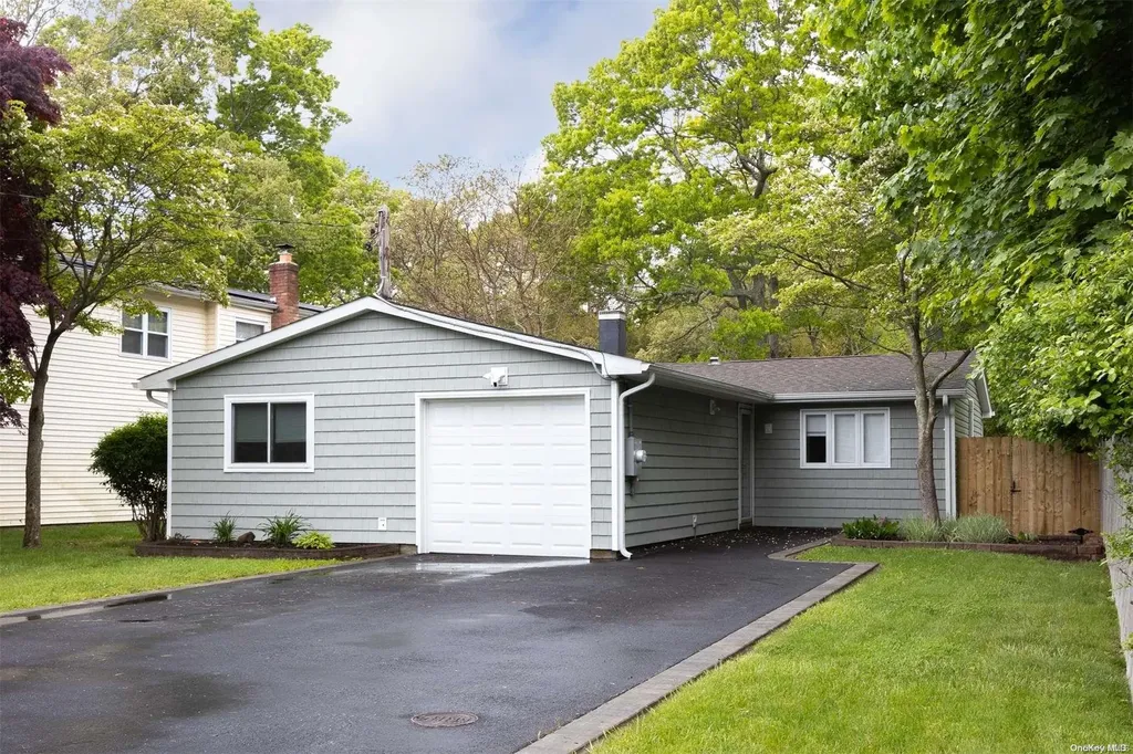 40 Holly Lane Shirley NY 11967