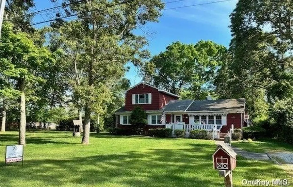 168 Bay Avenue E Hampton Bays NY 11946
