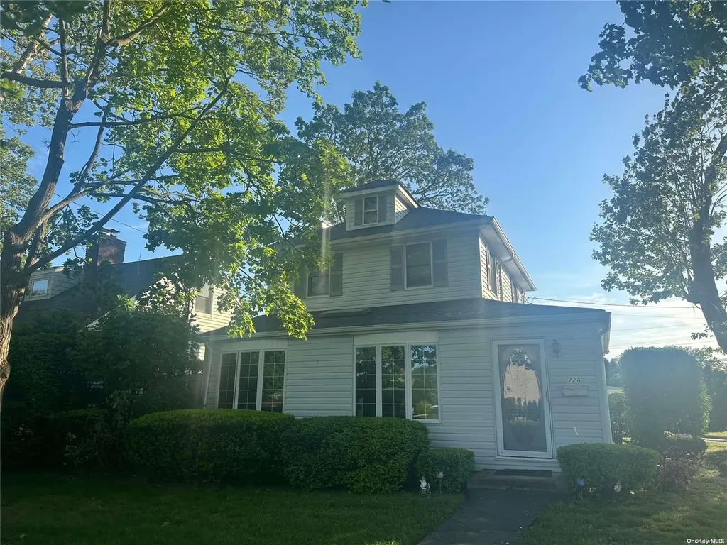 226 E 1st Street Deer Park NY 11729