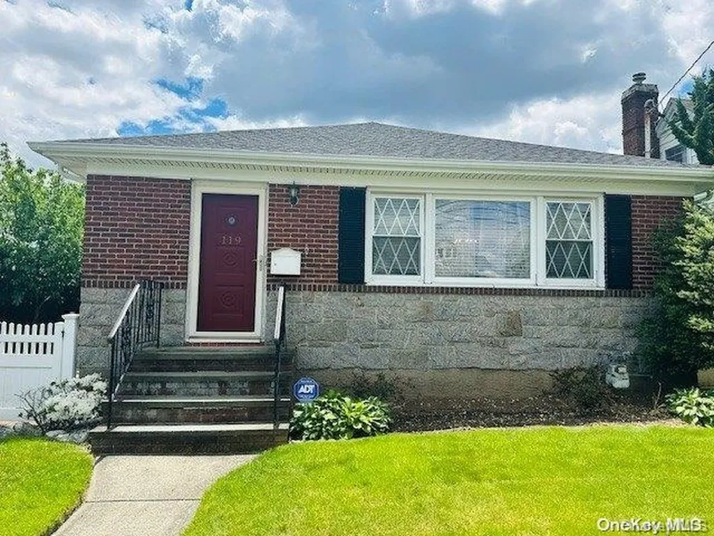 119 Dow Avenue Mineola NY 11501
