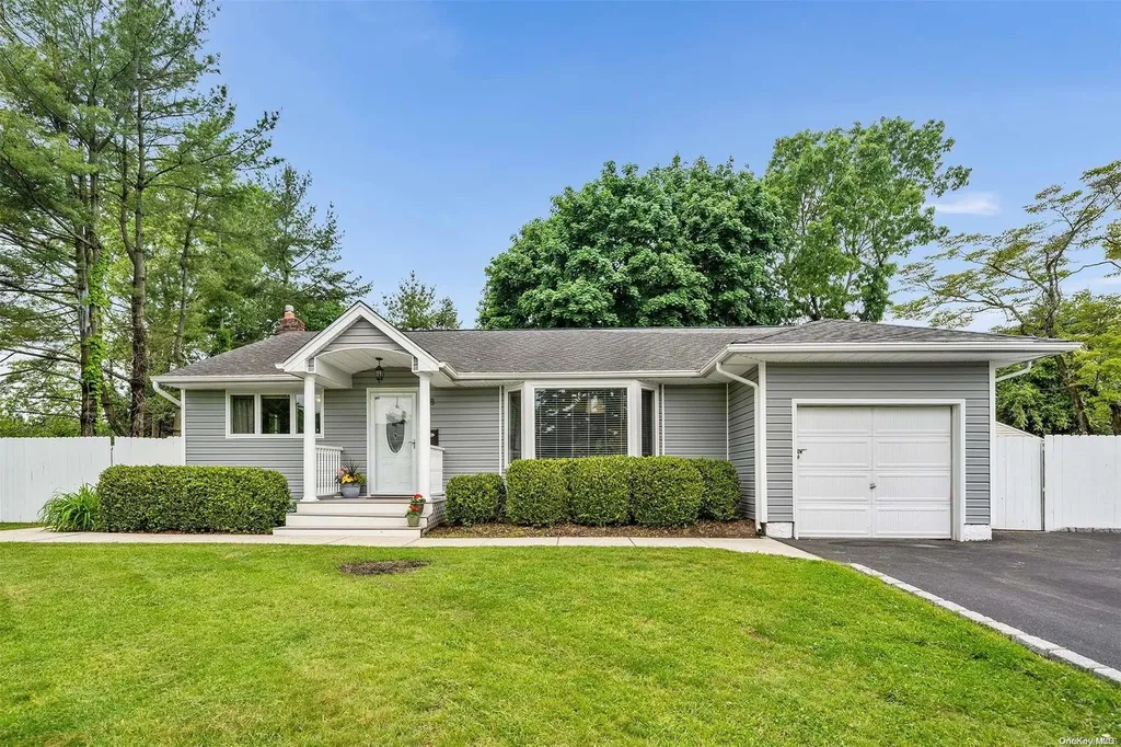 8 Magnolia Drive Commack NY 11725
