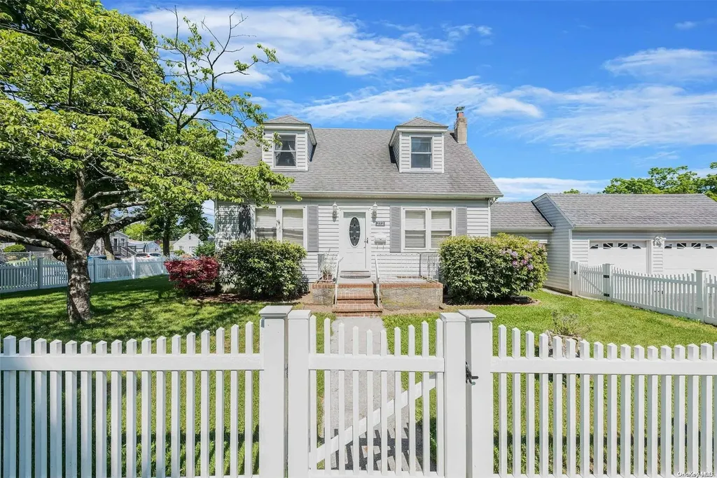 272 11th Avenue West Babylon NY 11704