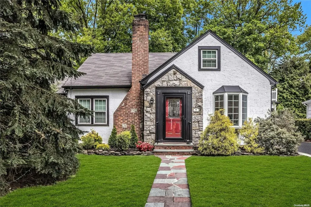 9 Downing Street East Williston NY 11596