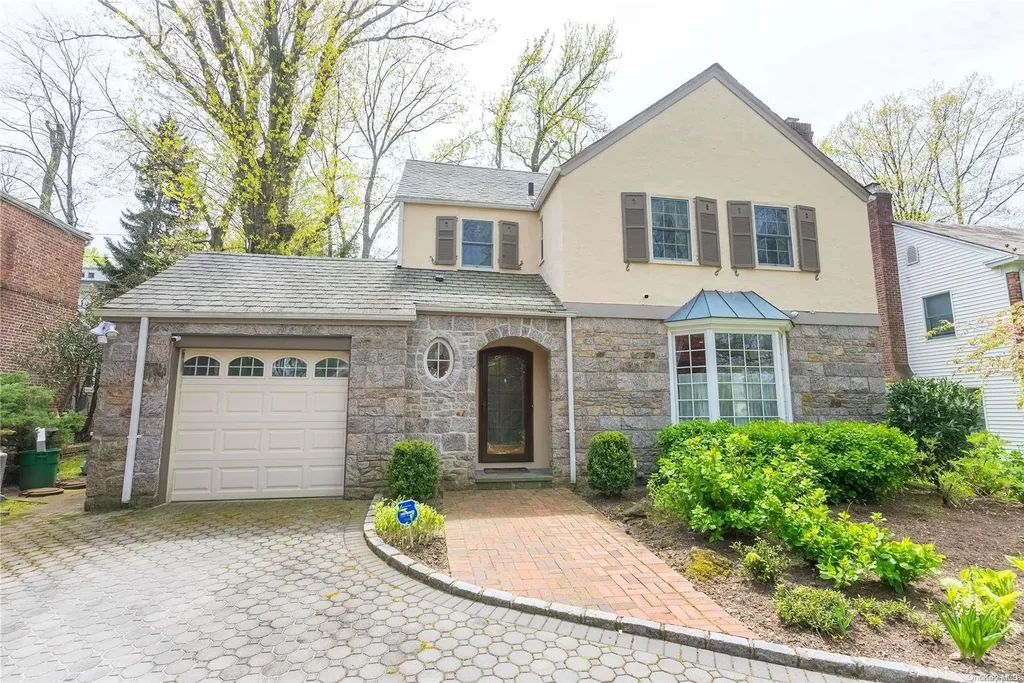 32 Welwyn Road Great Neck NY 11021