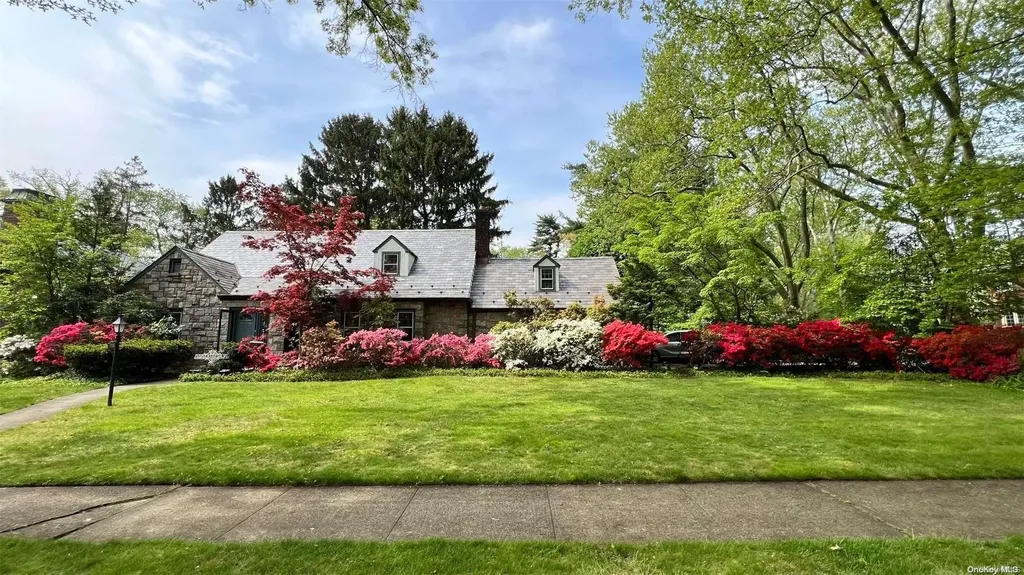 20 Somerset Drive S Great Neck NY 11020