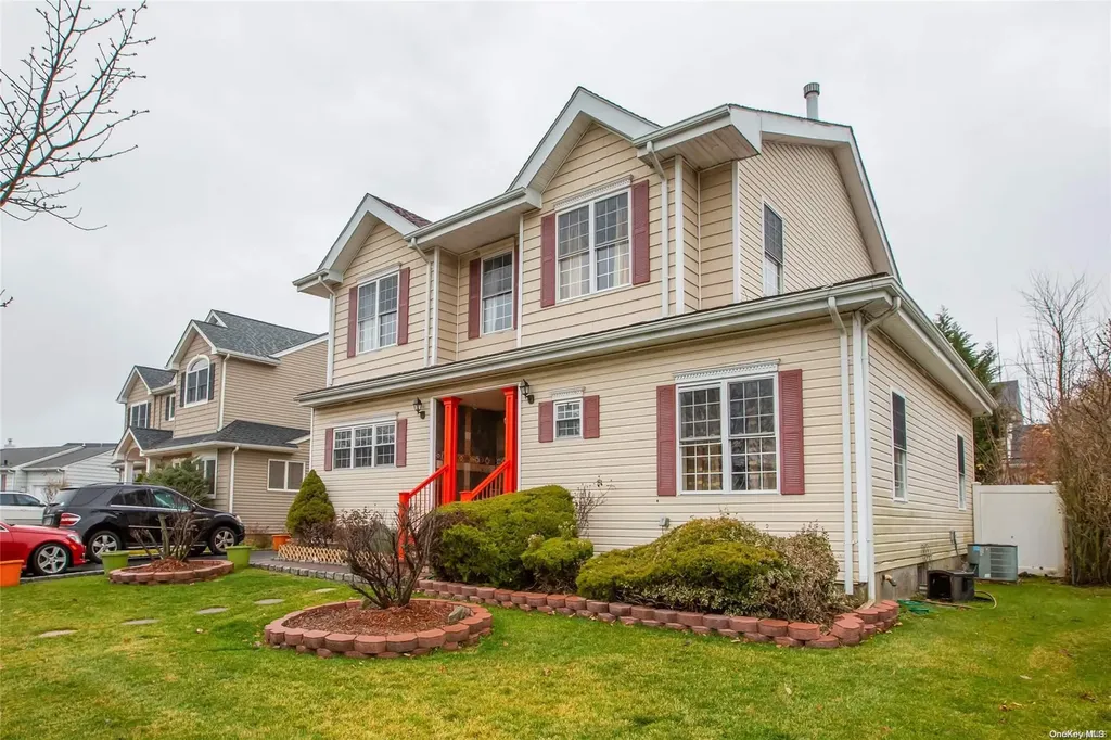 24 Lillian Lane Plainview NY 11803