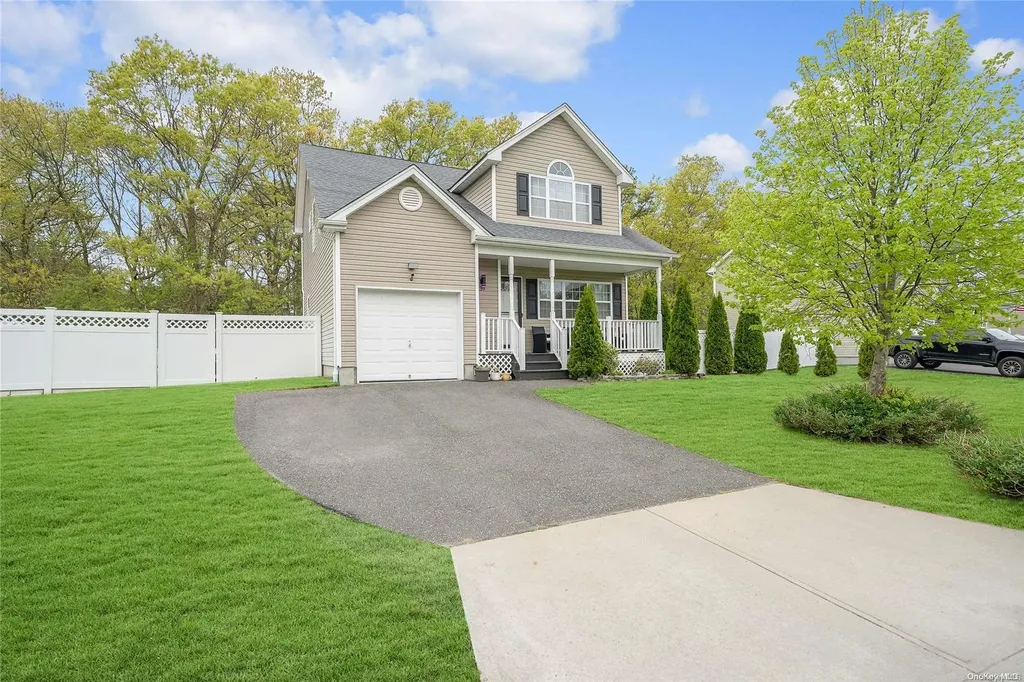 39 Chauncey Lane Coram NY 11727