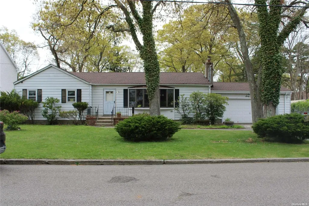 62 Mowbray Street Patchogue NY 11772