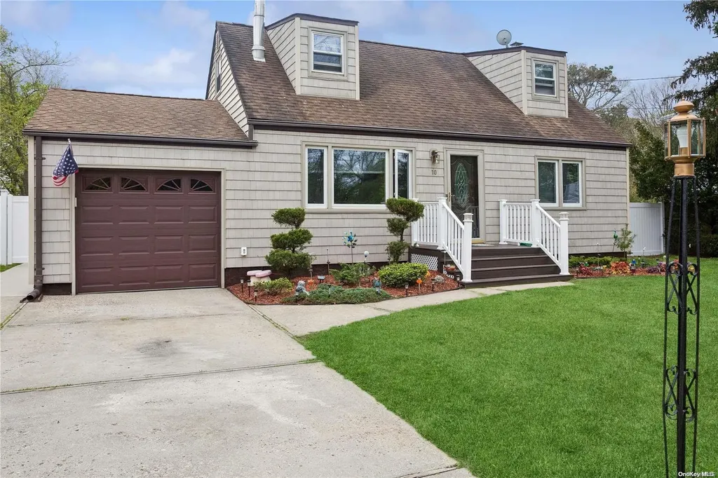 10 Laura Drive Centereach NY 11720