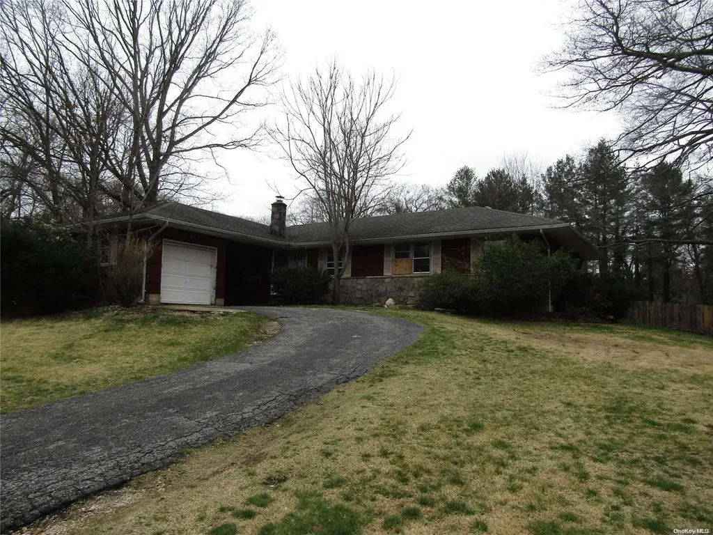 11 Edcris Lane Huntington NY 11743