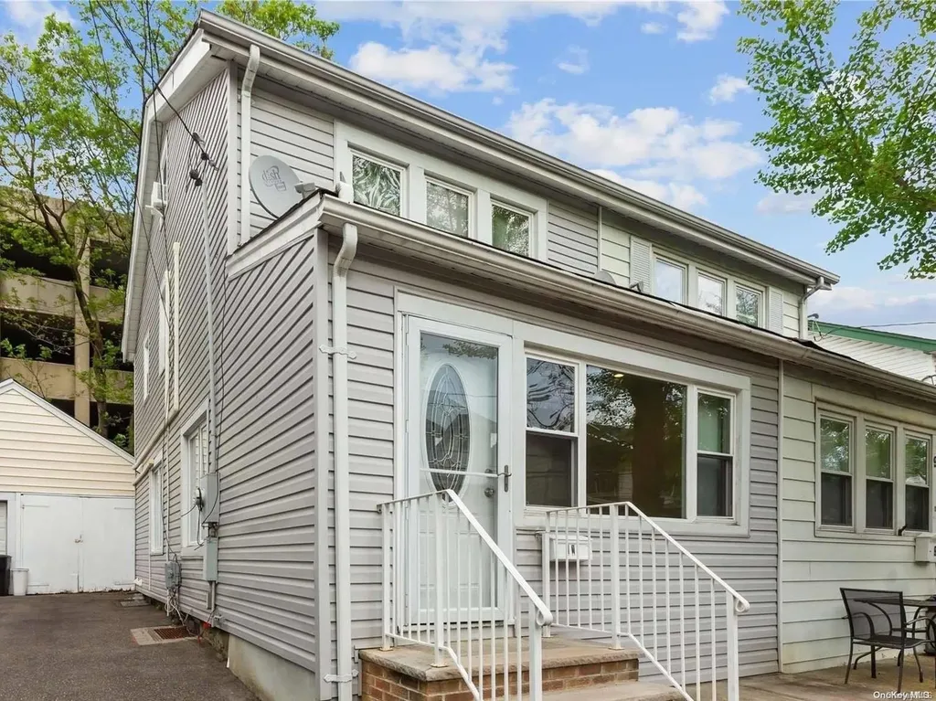 11 Pearce Place Great Neck NY 11021