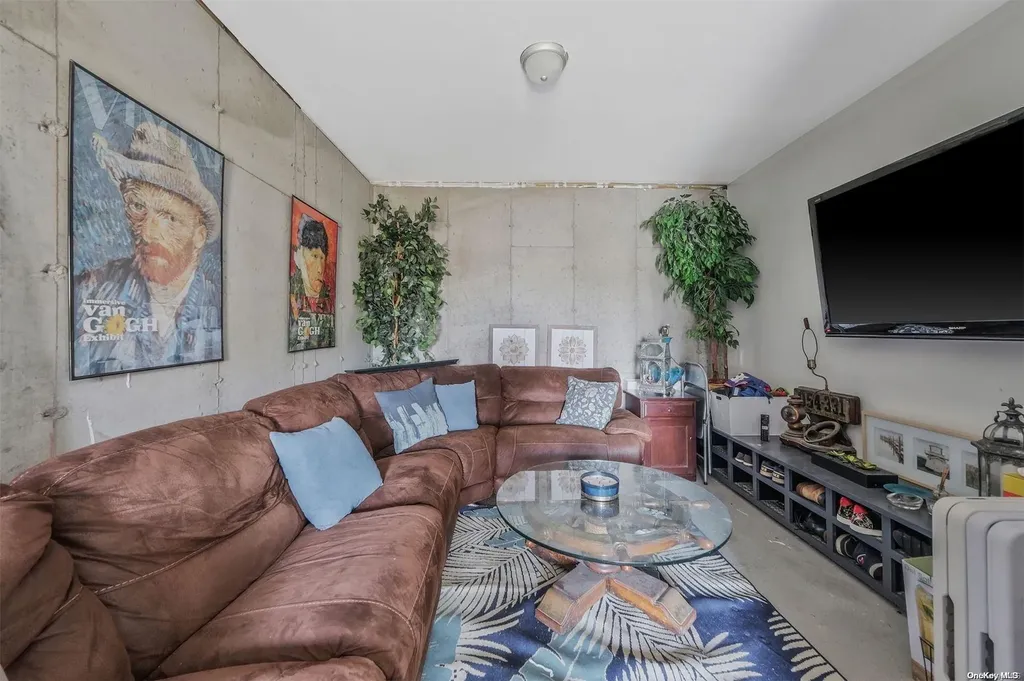 161 Ray Street Freeport NY 11520