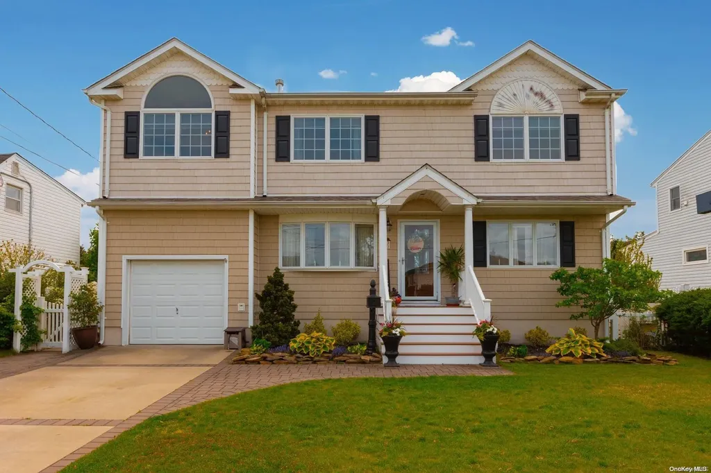 37 Spruce Place Lindenhurst NY 11757
