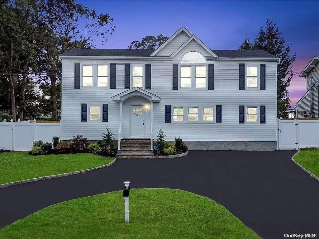529 East Lindenhurst NY 11757
