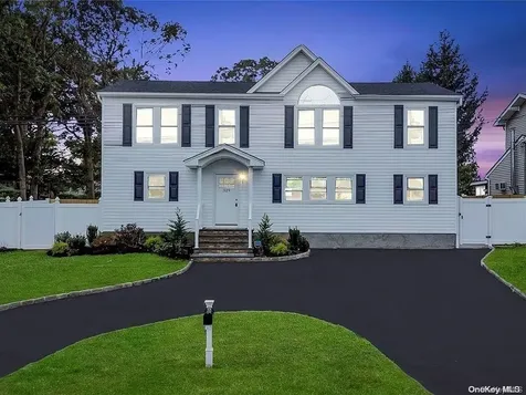 529 East Lindenhurst NY 11757