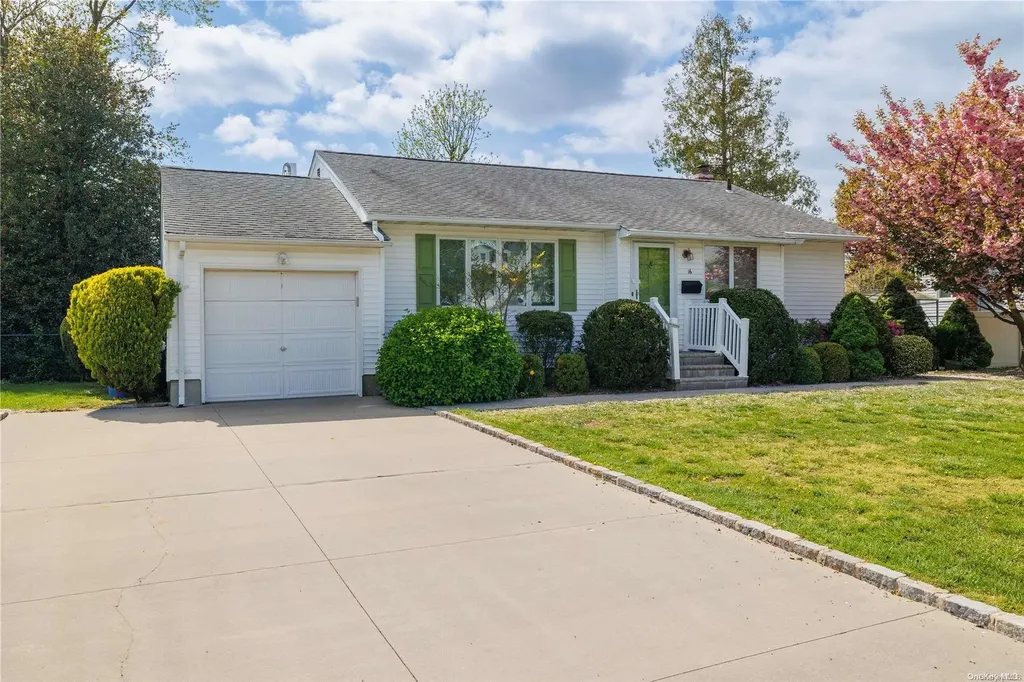 16 Retta Lane Commack NY 11725