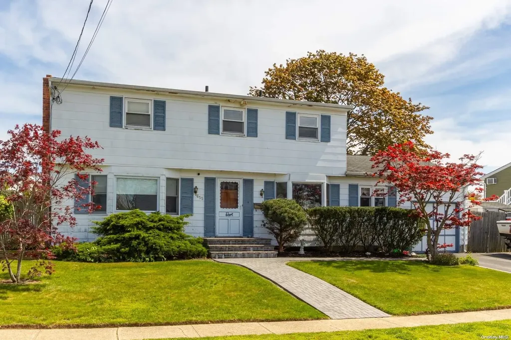 655 Everdell Avenue West Islip NY 11795