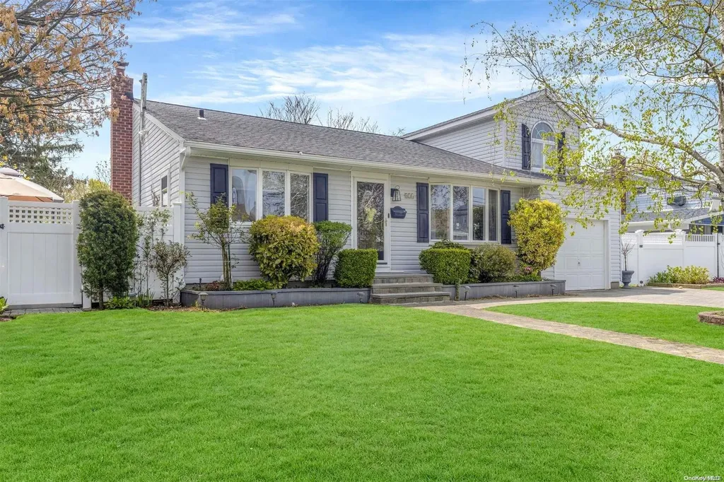 836 Densfield Road West Babylon NY 11704