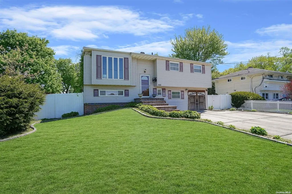 1543 Illinois Avenue Bay Shore NY 11706