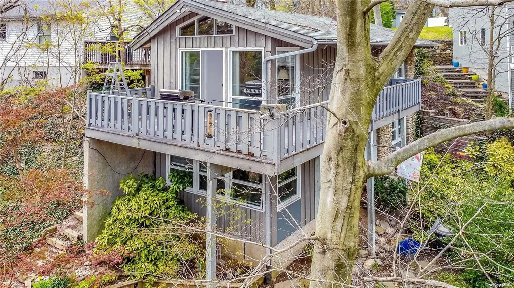 17 North Drive Centerport NY 11721