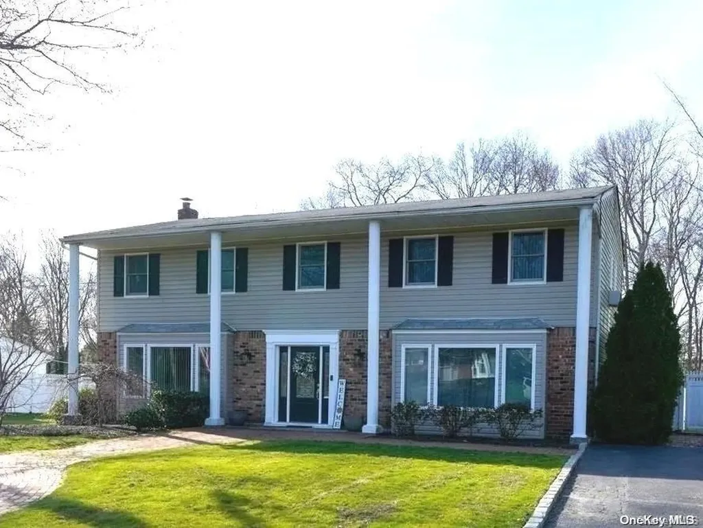 16 Win Place Lake Grove NY 11755