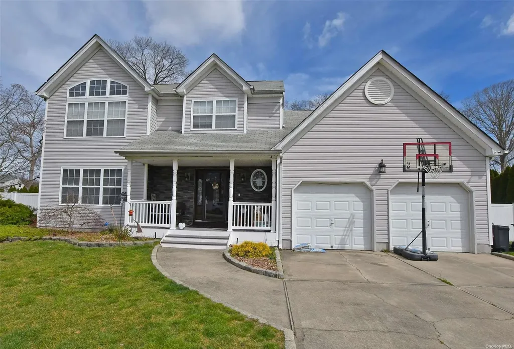 15 Harwood Way Coram NY 11727