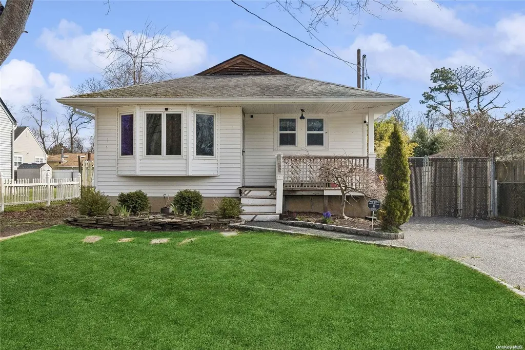 27 Grassmere Drive Mastic Beach NY 11951