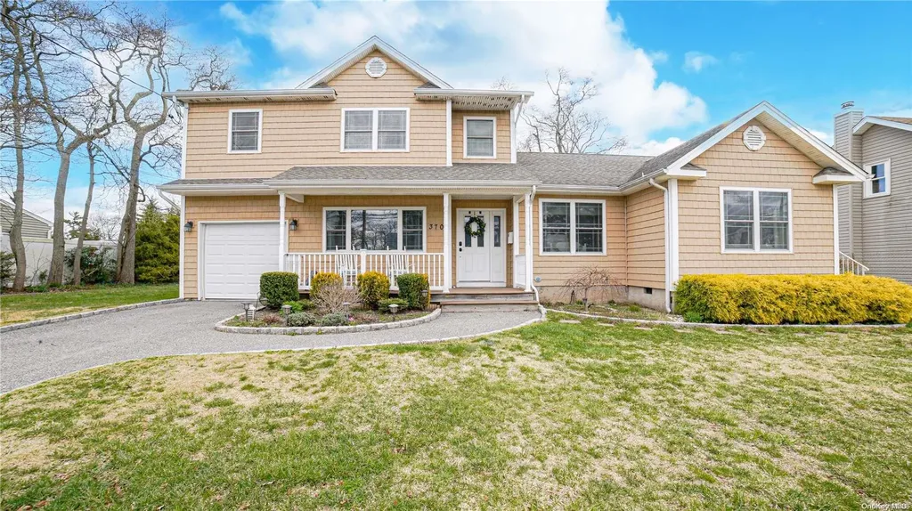 370 S 13th Street Lindenhurst NY 11757