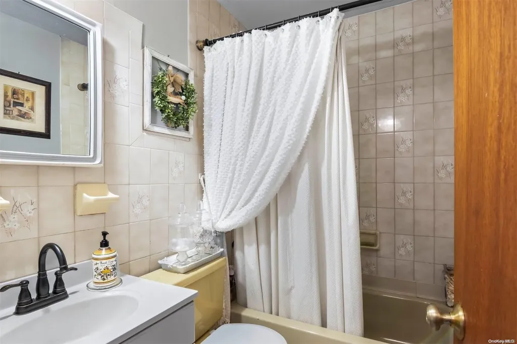 1 Pinetop Drive Central Islip NY 11722
