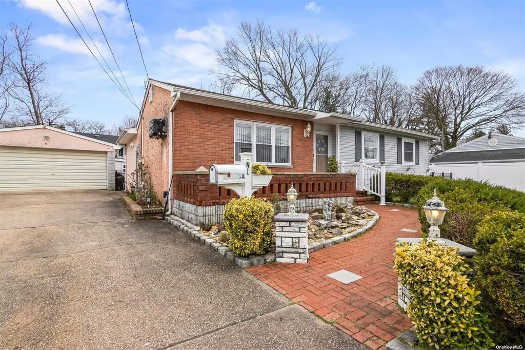 1 Pinetop Drive Central Islip NY 11722