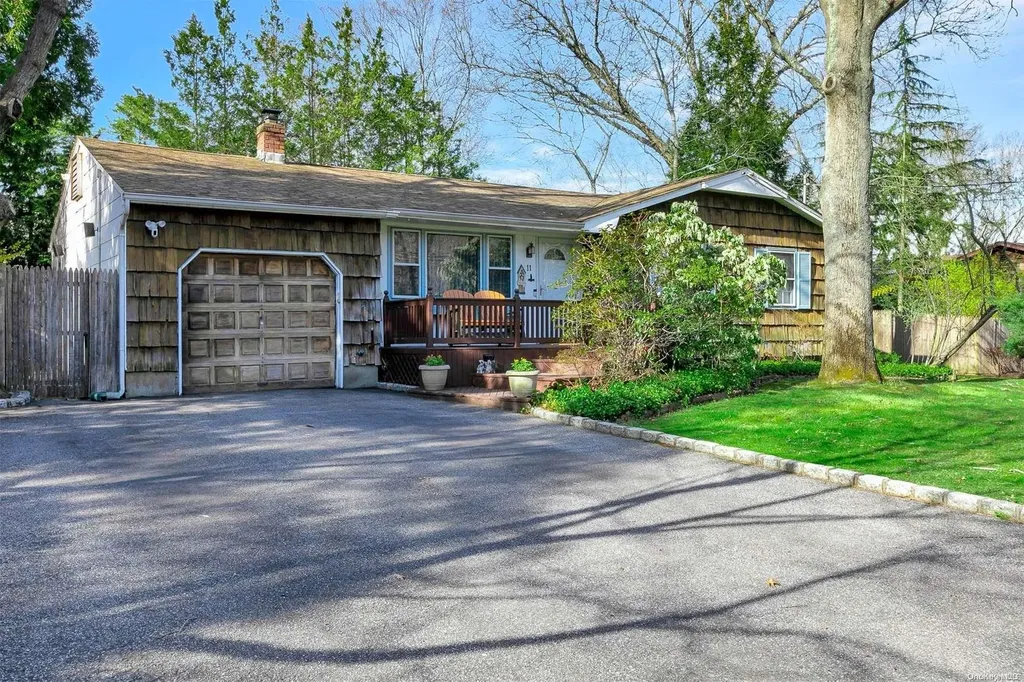 11 Madeline Road Ridge NY 11961
