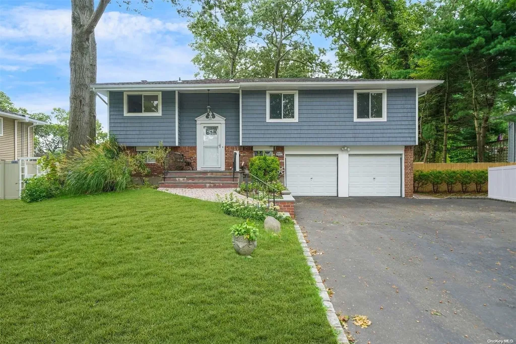 15 Mohegan Lane Commack NY 11725