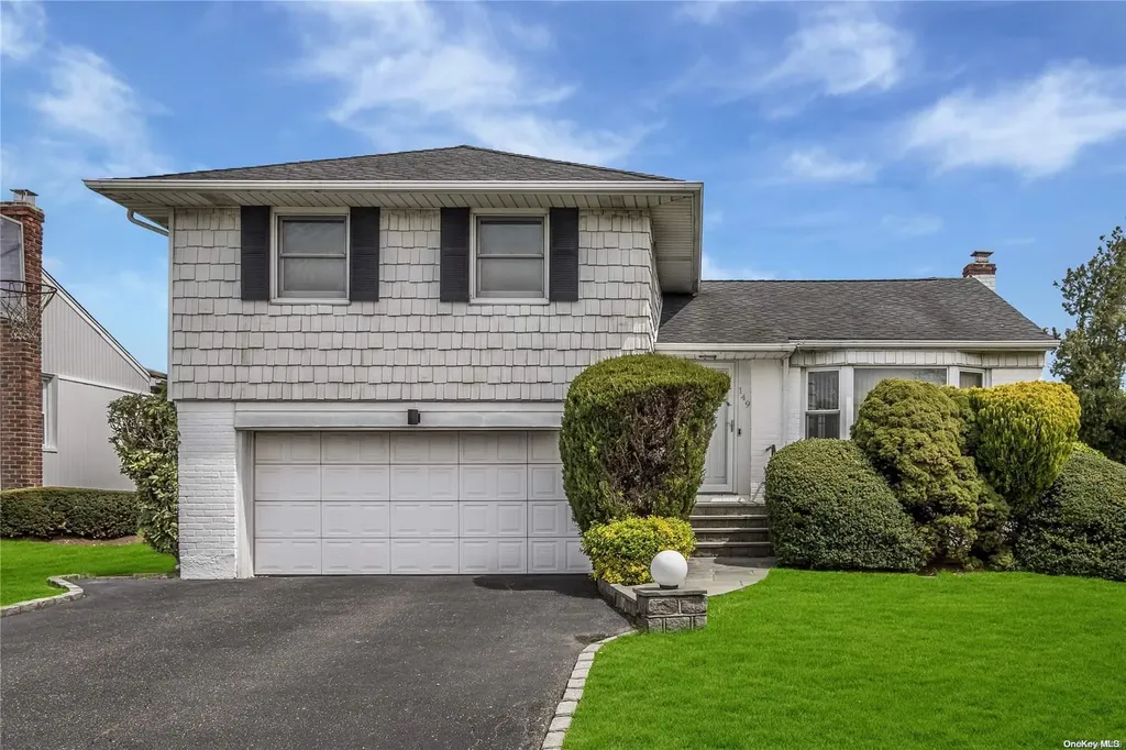 149 Manor Street Plainview NY 11803