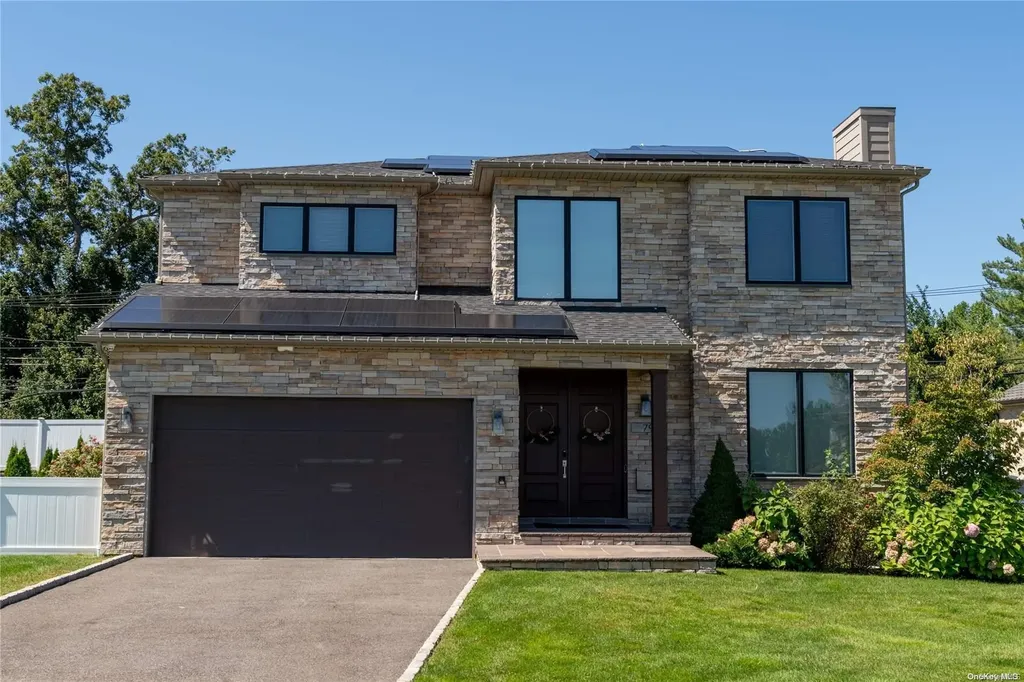 79 Carriage Road Roslyn NY 11576