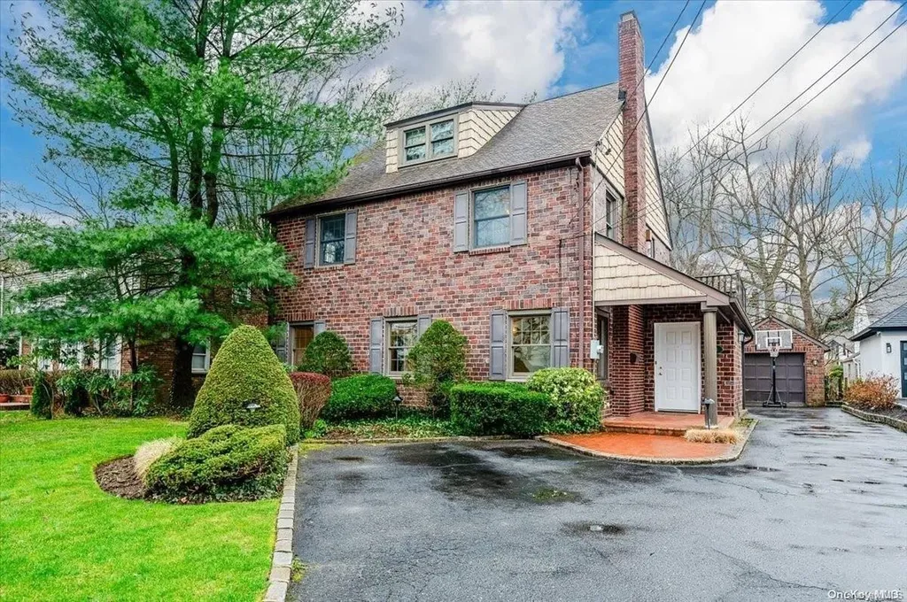 54 Ruxton Road Great Neck NY 11023