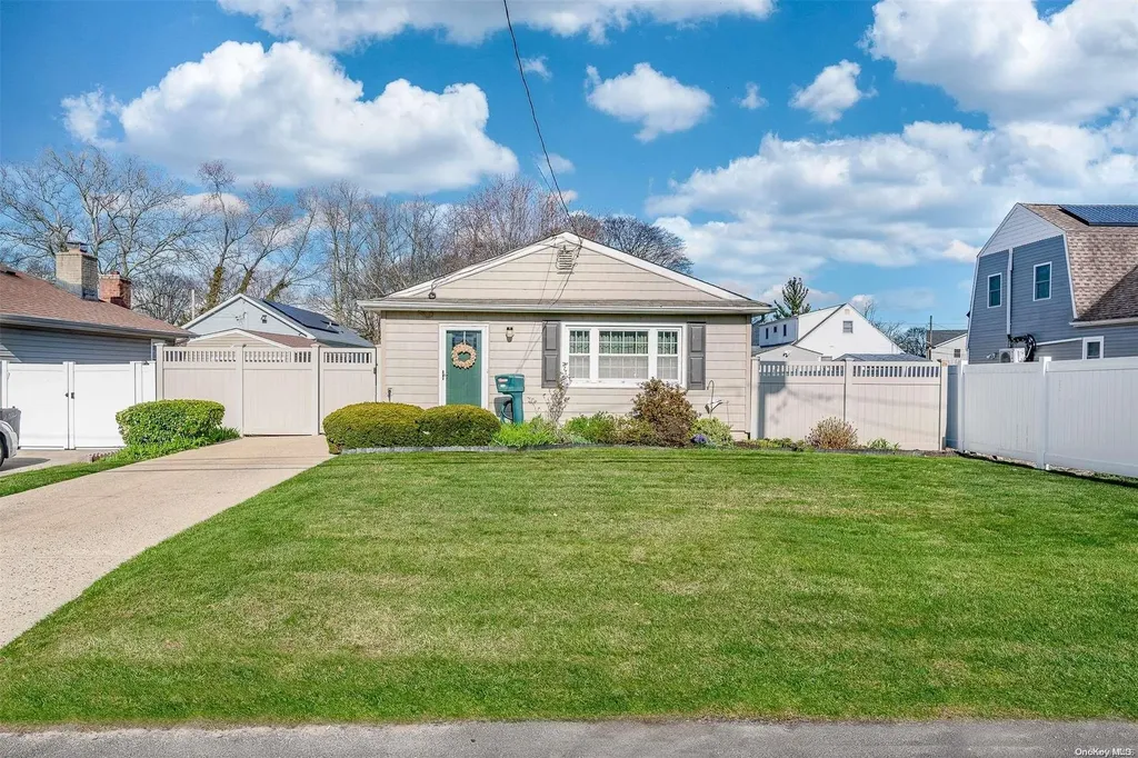 220 Meucci Avenue Copiague NY 11726