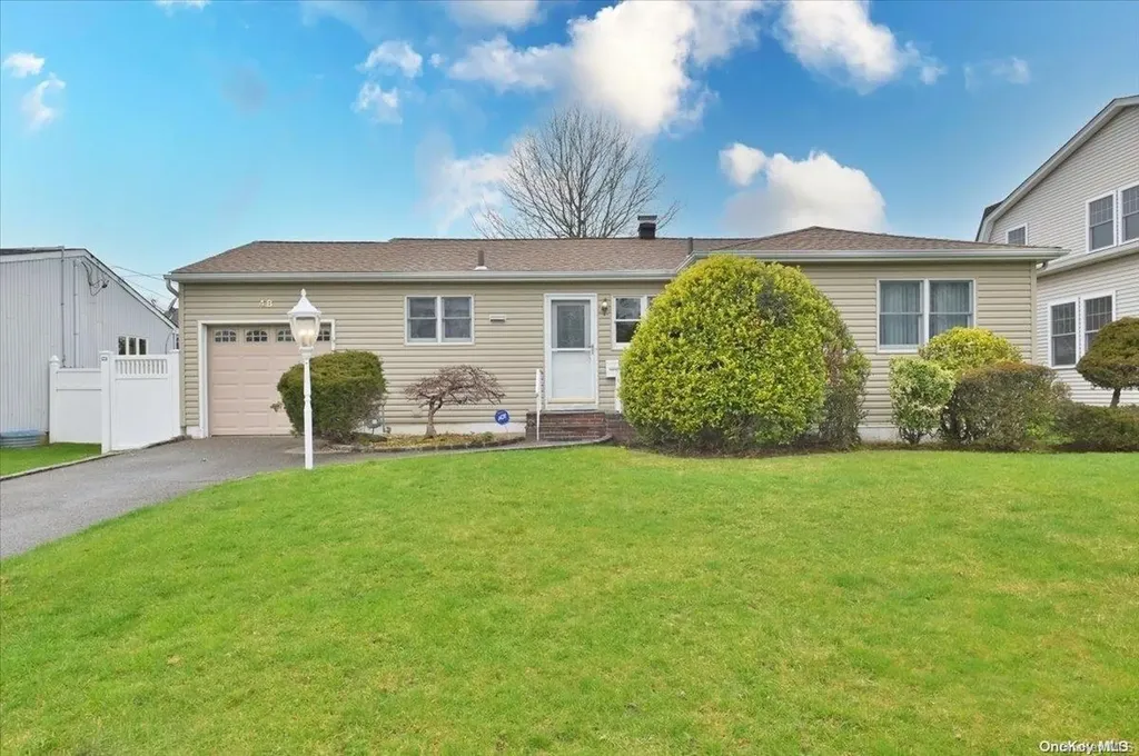 48 Helen Avenue Plainview NY 11803