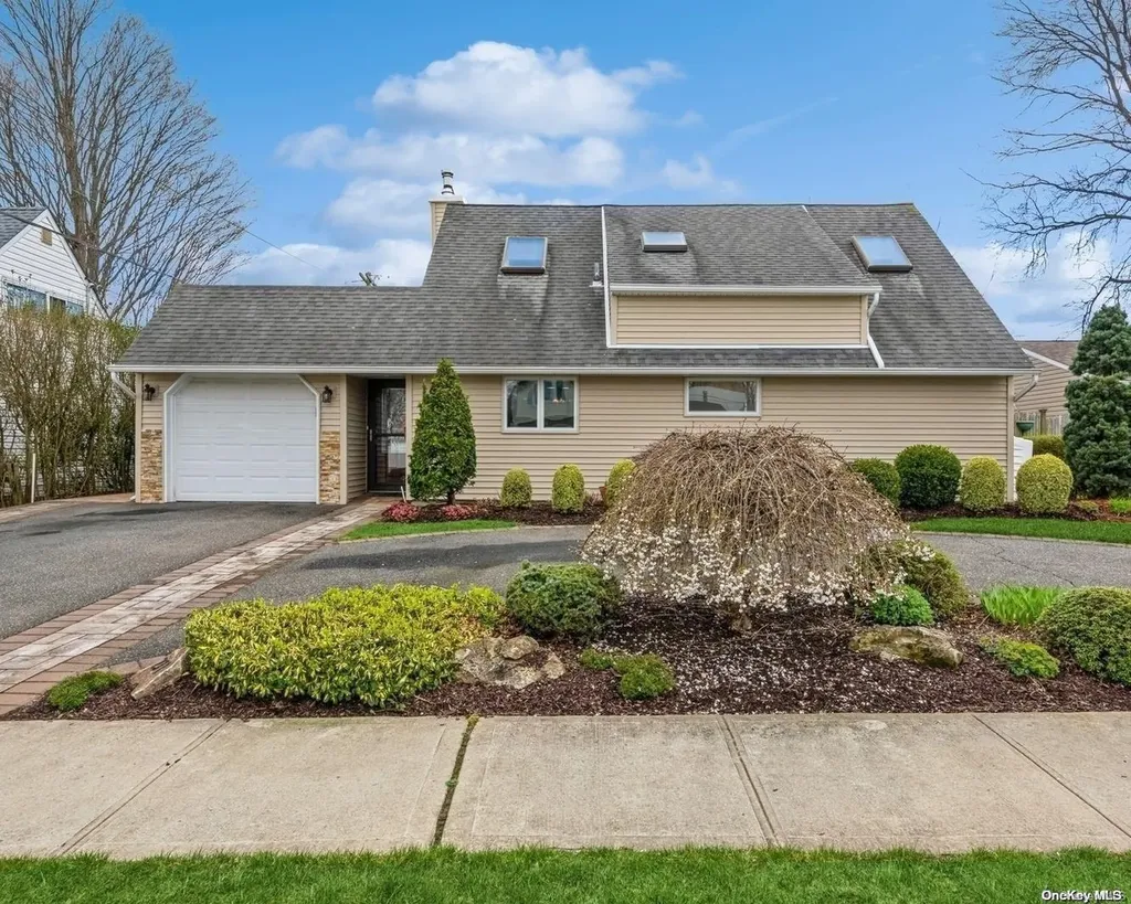 271 Elm Drive S Levittown NY 11756
