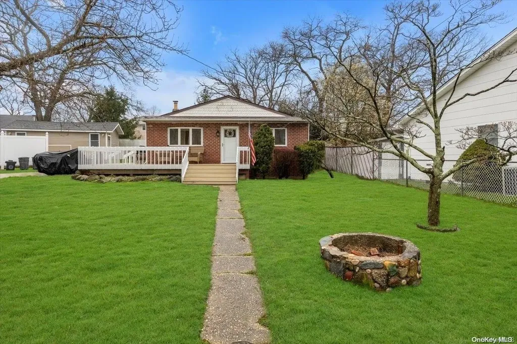 629 East Drive Lindenhurst NY 11757